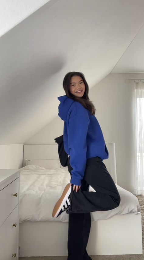 Navy Blue Cargo Outfit, Navy Blue Sweats Outfit, Cobalt Blue Sweater Outfit, Outfits With Navy Blue Leggings, Navy Sweatpants Outfit, Blue And Black Outfit, Navy Outfits For Women, Blue Adidas Outfit, Blue Hoodie Outfit