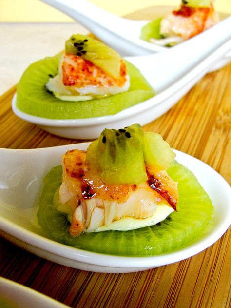 Kiwi Boat topped with Lobster and Scallion Mayonnaise Amuse Bouche - Home - Sweetbites Blog Amuse Bouche Ideas, Easy Appetizers, Summer Appetizer, Course Meal, Finger Food Appetizers, Sustainable Business, Small Bites, Fish Dishes, Kitchen Tool