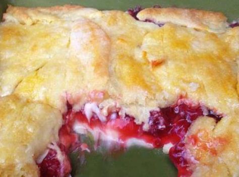 ~**Cherry Cream Cheese Bake**~  Cherry pie filling, cream cheese, crescent rolls, sugar, butter... Cherry Cream Cheese, Canning Cherry Pie Filling, Cream Cheese Desserts, Cheese Bake, Canned Cherries, Cherry Desserts, Dessert Simple, Cheese Dessert, Cherry Recipes