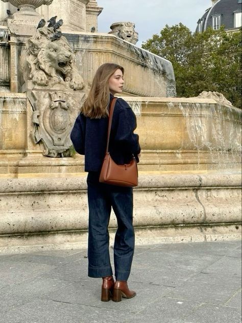 Navy And Brown Aesthetic, Camille Pidoux Style, Brown Handbag Outfit, Paris Autumn Outfit, Fall Fits, Mode Inspo, Autumn Outfit, 가을 패션, Looks Style