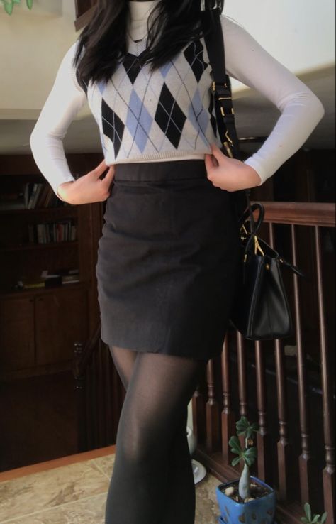 Dark Academia Outfit Black Skirt, Tight Skirt Outfit Casual, Pencil Skirt Aesthetic, Black Pencil Skirt Outfit Work, Straight Skirt Outfits, Pencil Skirt Outfits Winter, Black Satin Skirt Outfit, Black Skirt Outfit Winter, Short Black Pencil Skirt