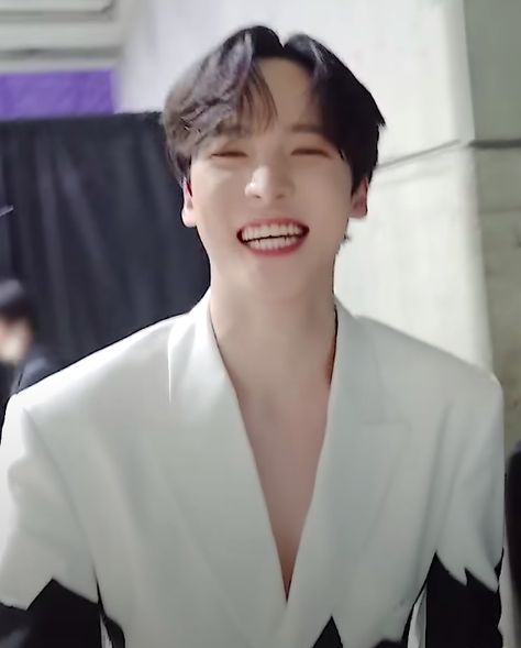 OMG HE'S SO BEAUTIFUL Yunho Ateez Smile, Yunho Ateez Cute, Yunho Smiling, Ateez Smile, Yunho Smile, Yunho Cute, Ateez Ships, Big Puppies, You Are My Home