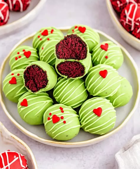 Grinch Oreo Balls (with Red Velvet Oreos) Recipe Red Velvet Grinch Balls, Red Velvet Oreo Balls, Grinch Oreo Balls Red Velvet, Oreo Christmas Balls, Christmas Cake Balls Ideas, Grinch Oreo Balls, Grinch Recipe Ideas, Grinch Balls, Red Velvet Oreos