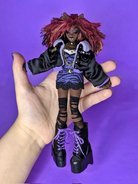 Cosplay Draculaura, Doll Oc, Diy Plushies, Diy Doll Clothes, Customized Dolls, Doll Hands, Custom Monster High Dolls, Monster High Art, Fantasy Art Dolls