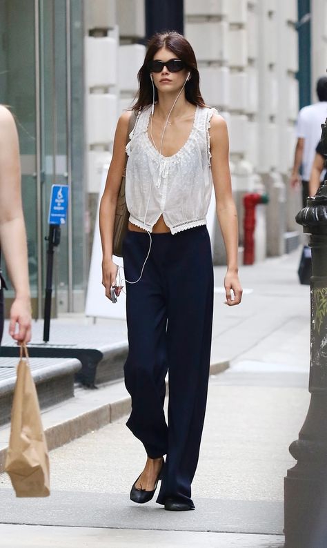 Kaia Gerber Just Wore a Sleeveless Blouse in the Most French-Girl Way | Who What Wear Kaia Gerber Style Street, Kaia Gerber Outfits, Kaia Gerber Street Style, Kaia Gerber Style, Soho New York, Blouse Models, Kaia Gerber, Just Style, Celebrity Street Style