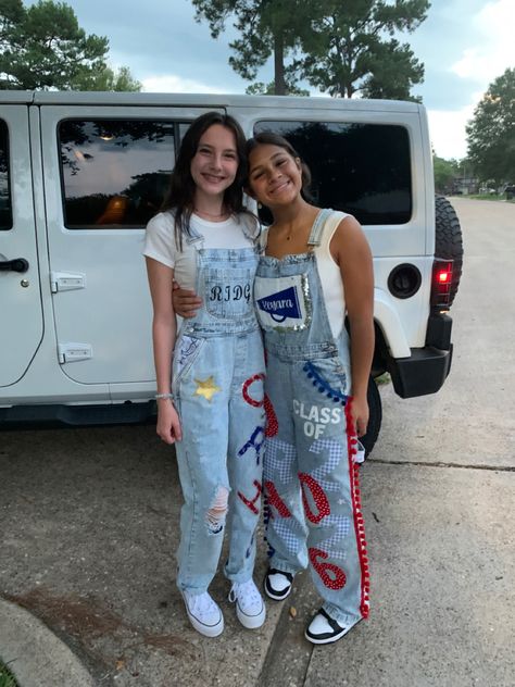 Spirit Day Overalls, School Overalls Spirit, Senior Year Overall Ideas, Cheer Overalls, School Spirit Overalls Ideas, Senior Overalls Ideas High Schools, School Overalls, Hoco Overalls, Highschool Outfits Freshman