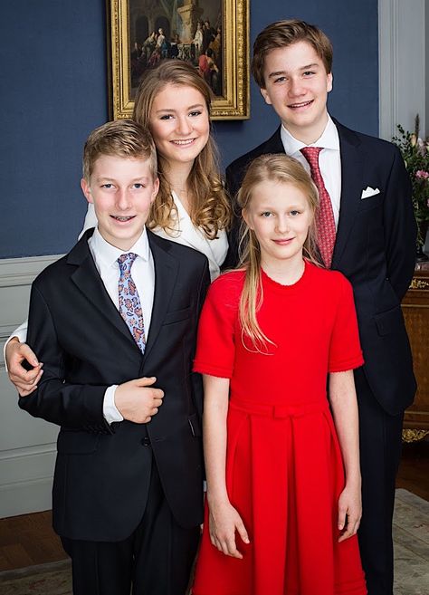 Prince Emmanuel, Princesse Elisabeth, Prince Gabriel et Princesse Eléonore, 25 octobre 2019, Photo officielle prise à la reception donnée pour les 18 ans de la Princesse Elisabeth, Palais royal, Bruxelles Claudia Lars, Royal Family Christmas, Princesa Elizabeth, Royal Family Portrait, Family Portrait Painting, Royal Families Of Europe, Royal Family Pictures, Hm The Queen, Royal Family England