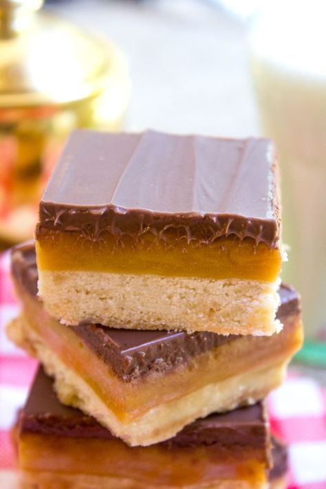 Homemade Twix Bars Recipe - a must-try if you love the candy bars. Homemade Twix Bars Recipe, Twix Recipe, Oven Desserts, Twix Cake, Easy Bars, Homemade Twix Bars, Homemade Candy Bars, Twix Bars, Caramel Filling