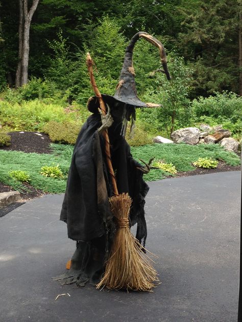 Halloween Outdoor Decorations Diy, Autumn Arrangements, Witch Props, Halloween Lawn, Baba Jaga, Halloween Monsters, Halloween Decor Diy, Halloween Outside, Casa Halloween