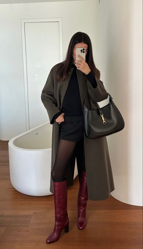 Travel Outfits Winter, Bordeaux Boots, Bordeaux Outfit, Fashion Network, French Girl Style, Travel Outfits, Cold Weather Outfits, Cute Fall Outfits, Bag Trends