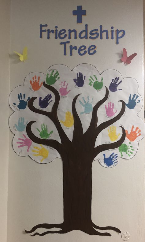 Friend Ship Day Decoration In School, Friendship Craft Kindergarten, Friendship Tree Art, Friendship Small Group Activities Preschool, Friendship Tree Preschool Hand Prints, Family Tree Crafts For Toddlers, Friendship Tree For Toddlers, Friendship Preschool Activities Free Printables, Friendship Day Celebration In Preschool