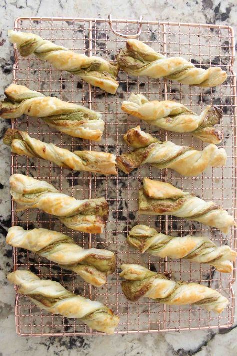 Pistachio Puff Pastry Dessert, Pistachio Puff Pastry, Pistachio Cream Puffs, Pistachio Pastry, Cream Puff Pastry, Pastry Twists, Puff Pastry Recipes Dessert, Puff Pastry Twists, Afternoon Lunch