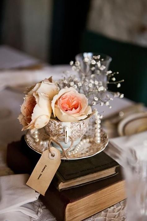 Book Wedding Centerpieces, Affordable Wedding Centerpieces, Vintage Wedding Centerpieces, Boda Diy, Centerpieces Ideas, Tafel Decor, Rustic Wedding Decorations, Vintage Wedding Ideas, Wedding Floral Centerpieces