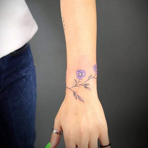 Inner Thigh Tattoos Women, Tattoos Pulseras, Wrist Tats, Tattoos Dainty, Tattoo Dainty, Violet Flower Tattoos, Kind Tattoo, Wrap Around Wrist Tattoos, Tattoos Floral