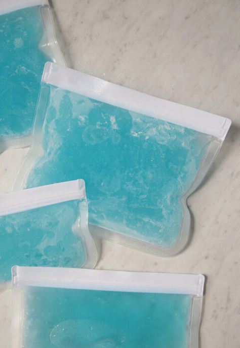 Learn how to make a homemade gel ice pack. With just 2 ingredients and some bags, you can make these DIY ice packs in minutes! Diy Gel Ice Pack, Homemade Ice Pack Gel, Diy Ice Packs, Homemade Ice Pack, Diy Ice Pack, Gel Ice Packs, Ice Packs, Gel Pack, Mocktail Recipe