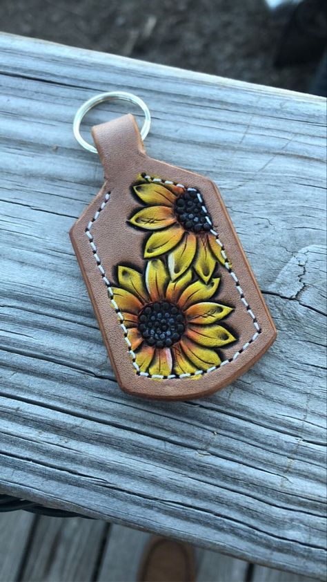 Tooled Keychain, Diy Leather Ornaments, Tooled Leather Keychain, Tooled Sunflower, Leather Sunflower, Diy Leather Working, Sunflower Keychain, Handmade Leather Work, Leather Front Pocket Wallet