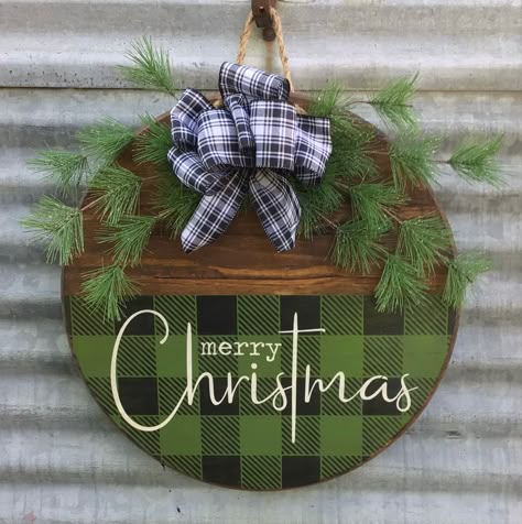 Wooden Christmas Door Hangers, Diy Dollar Tree Christmas Crafts, Dollar Tree Christmas Crafts, Diy Dollar Tree Christmas, Idee Cricut, Door Signs Diy, Dollar Tree Christmas, Christmas Signs Wood, Christmas Decorations Diy Outdoor