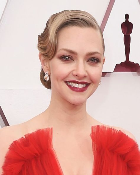 Red Carpet Hair Updo, Side Part Updo, Celebrity Updos, Formal Hairdos, Burgundy Lips, Oscars Red Carpet, Runway Hair, Evening Hairstyles, Red Carpet Hair