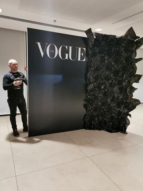 Vogue Backdrop, Aluminum Foil Backdrop, Vogue Themed Party, Corporate Backdrop Design, Fashion Show Decor, Runway Backdrop, Fashion Show Decorations Ideas, Photo Zone Ideas, Fashion Show Backdrop