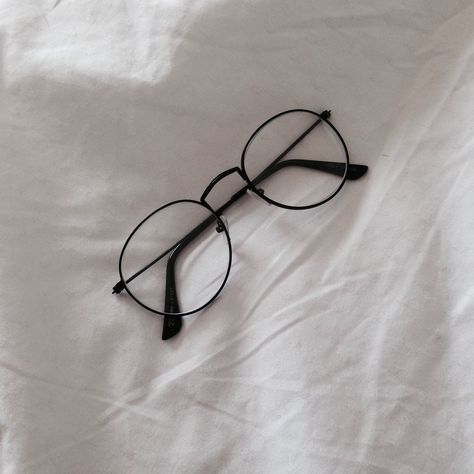 Uploaded by Kintan. Find images and videos about tumblr, cool and glasses on We Heart It - the app to get lost in what you love. Cute Glasses Frames, Classy Glasses, Glasses Frames Trendy, Glasses Inspiration, Fancy Glasses, Glasses Trends, Womens Glasses Frames, Black Glasses, Trendy Glasses