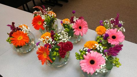 Gerbera Daisy Centerpiece, Family Reunion Centerpieces, Daisy Centerpieces, Flower Table Decorations, Diy Floral Decor, Small Centerpieces, Birthday Ideas For Her, Flower Gift Ideas, Flower Vase Arrangements