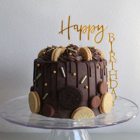 Oreocake. Vanilla cake with oreo crumble. Filled and topped with mascarpone-oreocream. And decorated with a nice pure chocolate drip. Cake Decor Ideas, Chocolate Drip, Oreo Cake, Cake Decor, Vanilla Cake, Chocolate Cake, Oreo, Cake Decorating, Vanilla