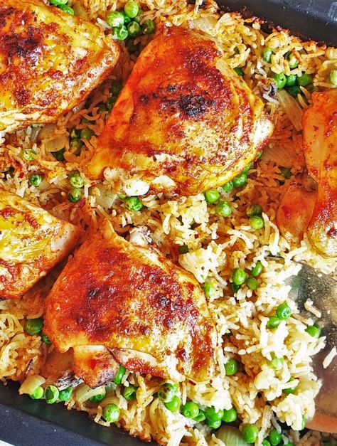 Garlic chicken tray bake with rice - one pan meal - Foodle Club Chicken Thigh And Rice, Rice In The Oven, Chicken Tray Bake, Chicken Breast Crockpot Recipes, Rice And Chicken, Crockpot Chicken Breast, Chicken Tikka Masala Recipes, Savory Rice, Tray Bake Recipes