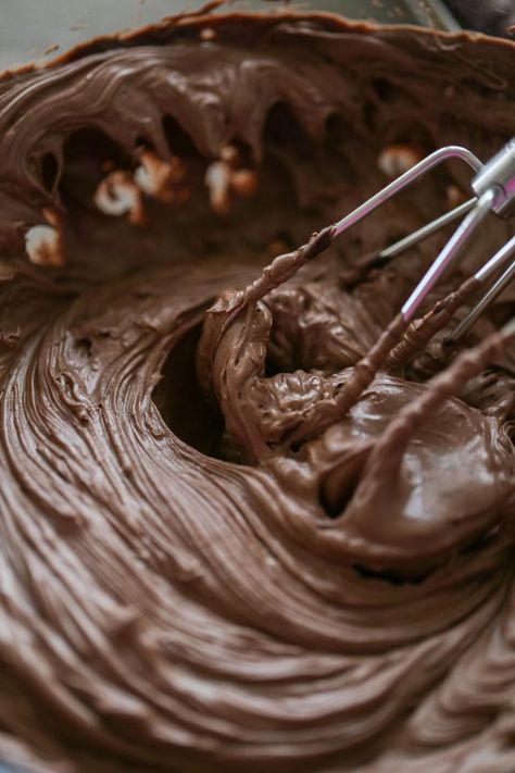 Easy Chocolate Frosting is the BEST frosting for cakes, especially birthday cupcakes!! It's simple to whip up and so creamy! Cupcake Creme, Chocolate Frosting Easy, Simple Frosting, Chocolate Frosting Recipe Easy, Simple Icing, Best Frosting, Chocolate Icing Recipes, Chocolate Cobbler, Recipe Cookies