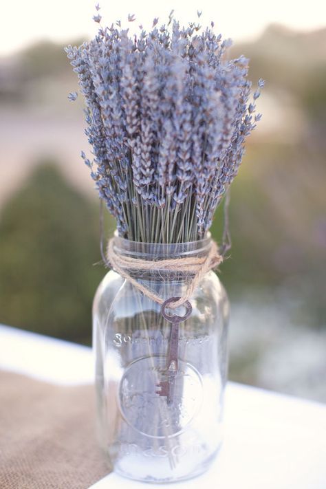 Lavender in Mason Jars for #rustic centerpieces and #wedding #decor Mason Jar Flower Arrangements, Purple Centerpieces, Koti Diy, Deco Champetre, Mason Jar Flowers, Rustic Mason Jars, Babies Breath, Rustic Centerpieces, Rustic Wedding Centerpieces