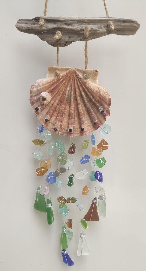 beautiful suncatcher, hundred percent natural, made with a scallop shell from Japan and naturally tumbled and colored sea glass tied with a wire, this decoration will be perfect on walls, balcony, tree, porch, a perfect addition to your beach house or a much appreciated gift to a loved one. Sea Glass Sun Catcher, Carillons Diy, Mermaid Queen, Diy Beach Decor, Shell Ideas, Diy Suncatchers, Shell Mobile, Diy Beach, Coquille Saint Jacques