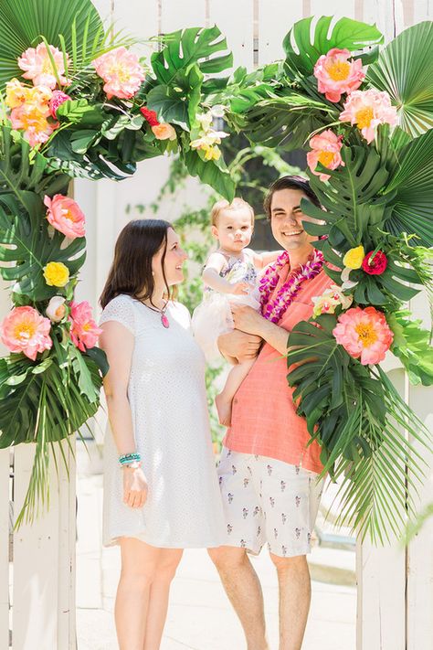 Tropical 1st birthday party | Summer party ideas | 100 Layer Cakelet Photowall Ideas, Tropical Birthday Party, Moana Birthday Party, Hawaiian Birthday, Tropical Baby Shower, Fiesta Tropical, Moana Party, Tropical Birthday, Moana Birthday