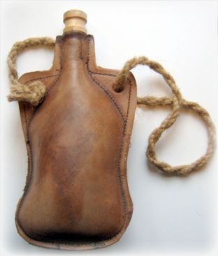 Arte Viking, Pola Topi, Water Flask, Leather Flask, Flask Bottle, Medieval Life, Islamic Posters, Leather Projects, Leather Diy