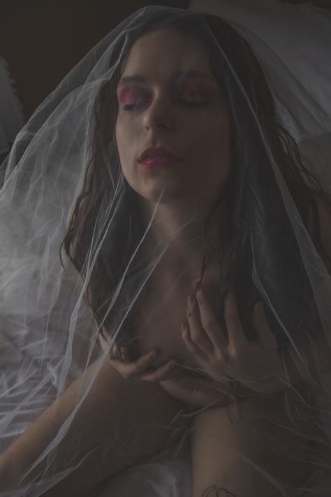 Budoir Sessions Wedding Veil, Bridal Boudiour Poloroid, Bride Boudiour Photoshoot, Wedding Boudiour Poloroid Ideas, Wedding Bodouir, Midland Michigan, Bridal Photographs, Indoor Photography, Wedding Pic