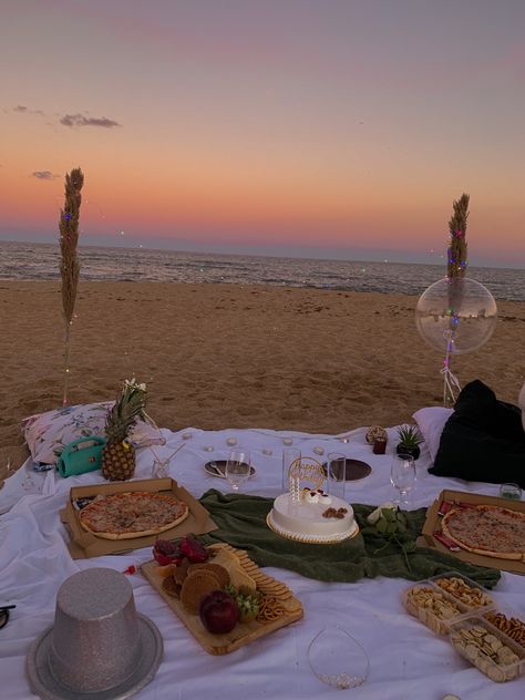 Sweet 16 Picnic Aesthetic, Picnic Food Birthday, Cute Shopping Aesthetic, Birthday Picnic At Beach, Picnic On The Beach Birthday, Beach Birthday Picnic Ideas, Sunset Beach Birthday Party, Picnic Aesthetic Playa, Sweet 16 Beach Picnic