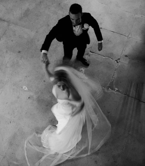 Bride And Groom Pictures Intimate, Vibey Wedding Pictures, Moody Wedding Pictures, Positano Wedding, Moody Wedding Photography, Prewedding Shoot, Wedding Content, Wedding Portrait Poses, Timeless Photography