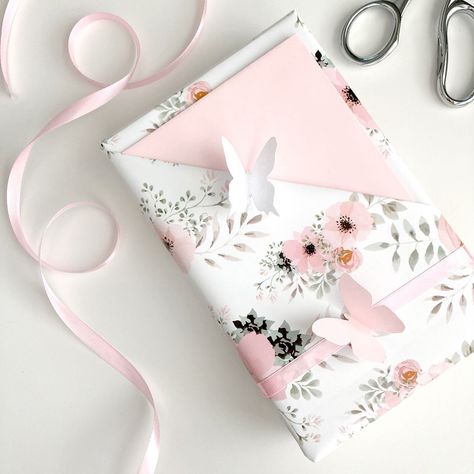 Unique Gift Wrapping Christmas, Gift Wrapping Tutorial, Pretty Gift Wrapping Ideas, Homemade Gifts For Boyfriend, Wrapping Paper Crafts, Elegant Gift Wrapping, Creative Gift Wraps, Gift Wrapping Techniques, Wrapping Techniques