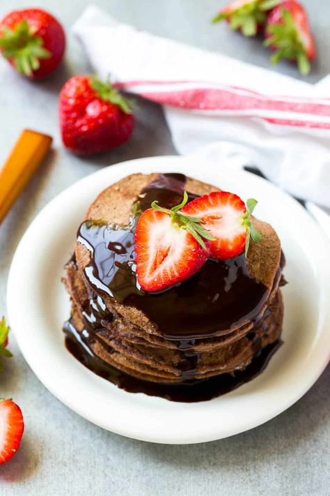 Chocolate Protein Pancakes Paleo Protein Pancakes, Chocolate Protein Pancakes, Pancakes Gluten Free, Pancakes Protein, Paleo Breakfasts, Healthy Chocolate Recipes, Healthy Pancake Recipes, Paleo Protein, Paleo Recipes Breakfast