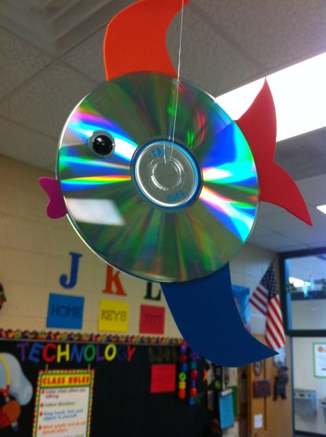 Computer Lab Decor, Elementary Computer Lab, Recycled Cds, Old Cds, Cd Crafts, Fish Crafts, Hawaiian Theme, Computer Lab, Student Council