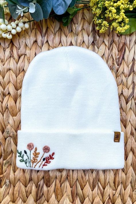 Embroidered Hats Ideas, Embroidery Beanie, Diy Hand Embroidery, Bone Bordado, Knit Winter Hat, Knit Beanies, Clothes Embroidery Diy, Handmade Embroidery Designs, Felt Embroidery