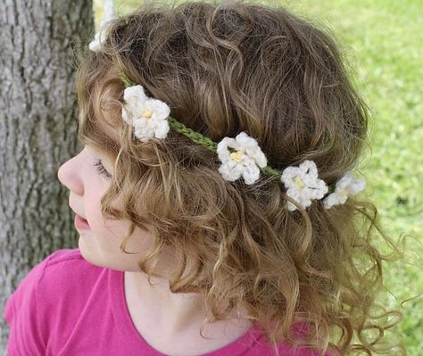 Free fairy princess daisy chain crown pattern (note: this is a crochet pattern, not knit) Crochet Crown Pattern, Chain Crown, Crochet Crown, Daisy Headband, Fairy Festival, Crochet Fairy, Princess Daisy, Crown Pattern, Girls Crown