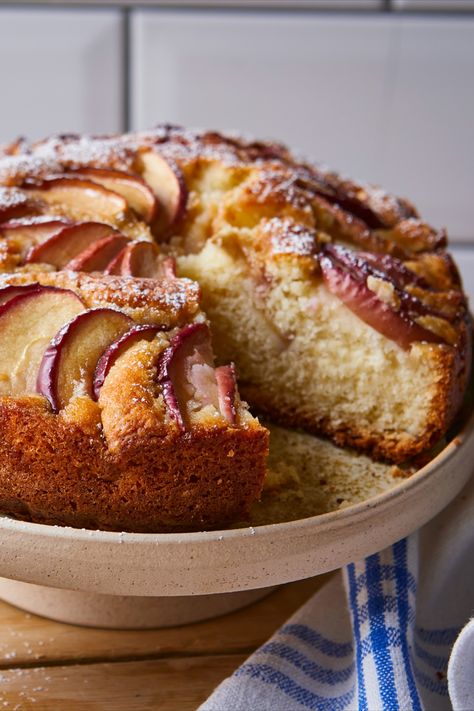 A single layer sponge cake topped with slices of apple baked in. Air Fry Cake Recipes, Cake In The Air Fryer, Air Fryer Apple Cake Recipes, Airfryer Cake Recipes, Air Fryer Baking Recipes, Air Fryer Cakes, Airfryer Cake, Airfryer Baking, Cake In Air Fryer