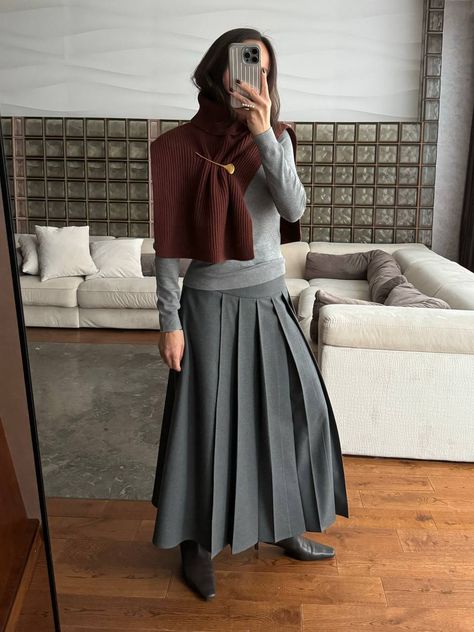 wool pleated skirt outfit for fall winter, chic outfit ideas, brooch outfits Wool Pleated Skirt, Pleated Skirt Outfit, Outfit For Fall, Chic Outfit Ideas, Winter Chic, Chic Outfit, Skirt Outfit, Fashion Details, Skirt Outfits