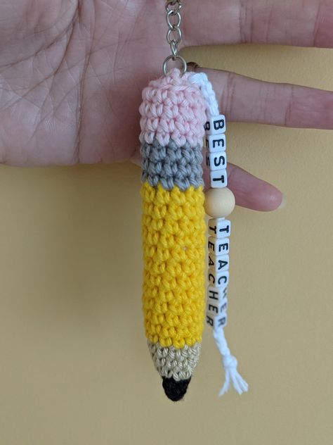 Diy Pencil Keychain, Crochet Teacher Appreciation Gifts Free Pattern, Crochet Keychain For Teacher, Crochet Items For Teachers, Easy Crochet Gifts For Teachers, Crochet Student Gift, Crochet Things For Teachers, Teacher Gift Crochet, Crochet Teacher Gifts Christmas