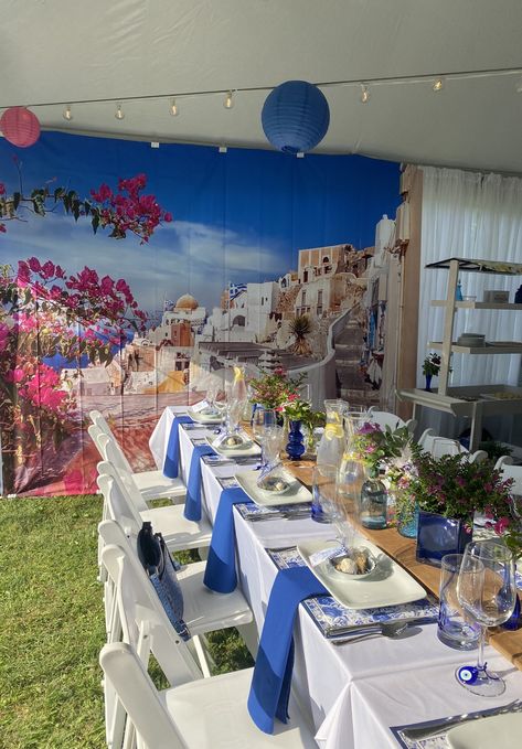 A pretty greek dinner set up Santorini Greece Theme Party, Greek Pool Party, Greek Theme Party Decorations Diy, Mamma Mia Tablescape, Greek Dinner Decor, Greece Party Ideas, Greece Theme Decor, Mamma Mia Table Setting, Greece Dinner Party