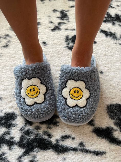 Cute Slippers Aesthetic, Sleeping Slippers, Slipper Aesthetic, Aesthetic Slippers, Preppy Slippers, Feet Warmers, Aesthetic Tees, Flower Slippers, Fun Slippers