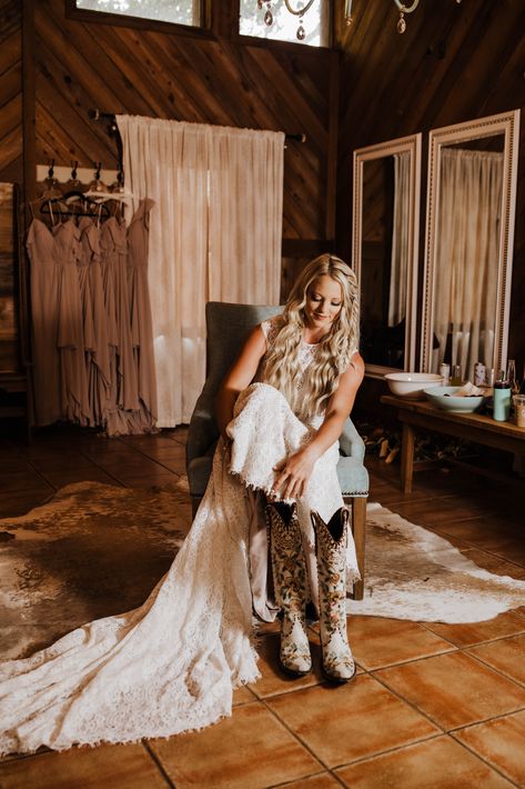 Western Bride, Rustic Wedding Gowns, Country Western Wedding, Country Wedding Photography, Western Wedding Dresses, Cowboy Wedding, Dream Wedding Ideas Dresses, Wedding Photos Poses, Wedding Engagement Photos