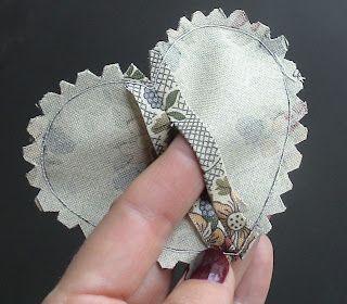 How to Make Decorative Padded Fabric Hearts for Dangling and Hanging! | Sewing Kit Heart Sachet, Scrap Fabric Crafts, Heart Diy, Fabric Hearts, Heart Template, Fabric Ideas, Heart Garland, Fabric Heart, Shabby Chic Crafts