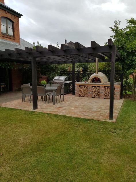 Al Fresco Dining Area: Set up a rustic dining space with a sturdy wooden table, mismatched chairs, and simple tableware for enjoying meals outdoors with family and friends.  #RusticDecor #OutdoorLiving #PatioIdeas #CozyHome #VintageCharm #NaturalElements #FarmhouseStyle #OutdoorEntertaining #RusticFurniture #AlFrescoDining Country Outdoor Entertaining Area, Garden Pizza, Beach House Garden, Country Garden Design, Outdoor Bbq Area, Garden Bbq, Outdoor Stone, Farmhouse Garden, Outdoor Gardens Design