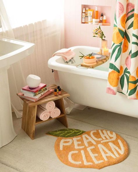 Peach Clean - bathroom decor inspiration! Peach bath rug and shower curtain. Peachy Clean, Peach Bathroom, Bad Inspiration, Bathroom Themes, Green Bathroom, Bath Room, Bath Tub, Pink Walls, Kids' Bathroom