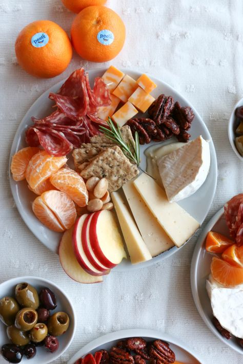 Individual Cheese Snack Plates for the holidays! Put together individual, customized cheese snack plates for your family! Hummus Cucumber, Cheese Snack, Holiday Cheese, Charcuterie Plate, Small Appetizers, Plate Ideas, Plate Lunch, Snack Plates, Cheese Snacks